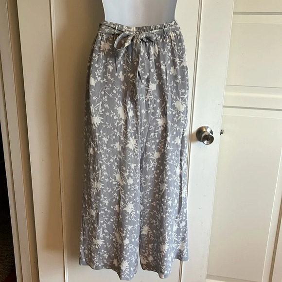 Wilfred
Faun Ankle Pant grey with white flowers. Size  small beach vacation airy - Picture 7 of 15